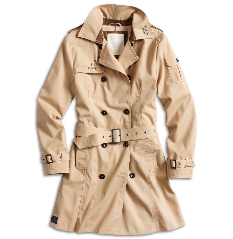 Trench coat – Fra lærredet til catwalken Der klassische Trenchcoat erlebt ein modisches Come-Back. Der breite Tailliengürtel, sowie die verstellbaren Riegel an beiden Ärmel verleihen dem Trenchcoat einen modernen und sportlichen Look.